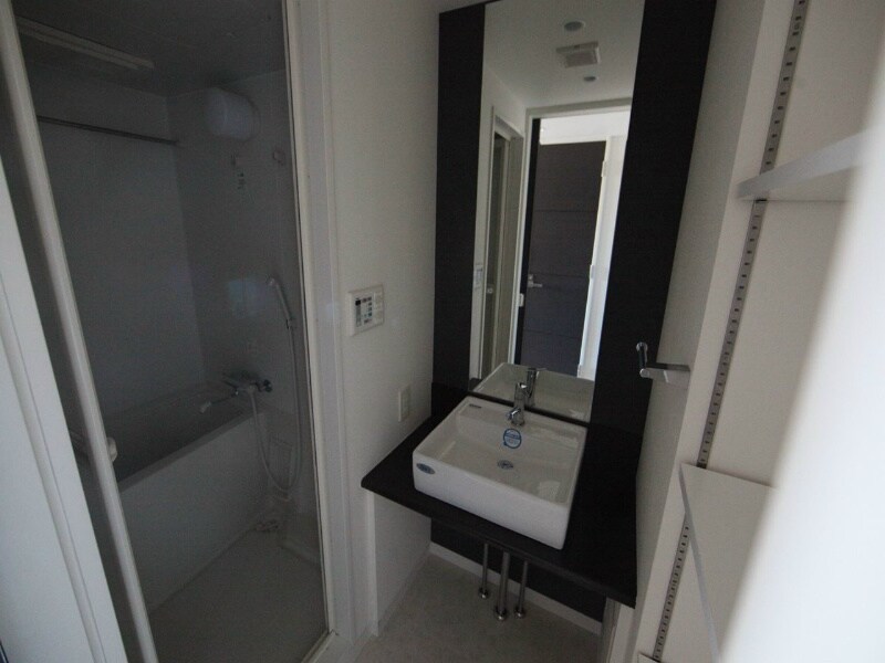 物件内観写真19　(脱衣所　独立洗面台　収納棚付き)