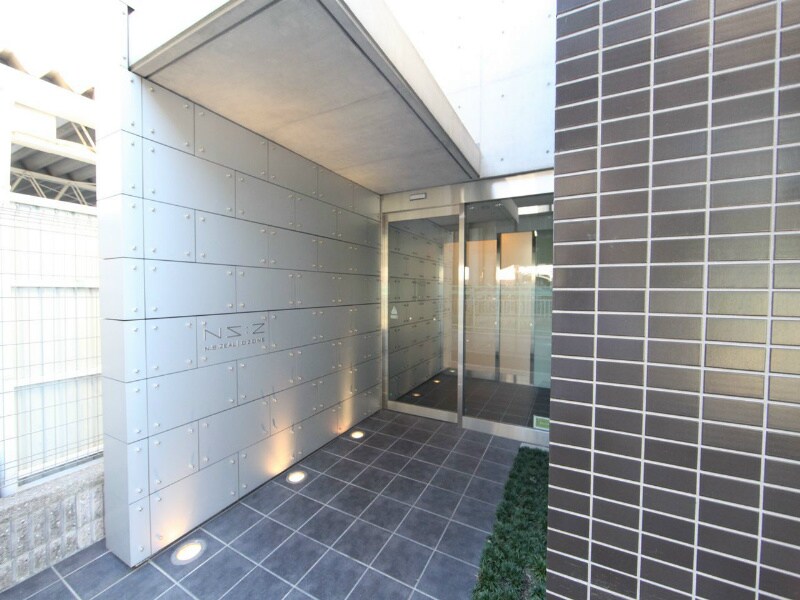 物件内観写真24　(エントランス　防犯カメラ付　オートロック　宅配ＢＯＸ)