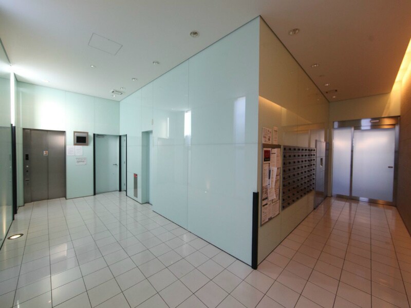 物件内観写真25　(エントランス　防犯カメラ付　オートロック　宅配ＢＯＸ)