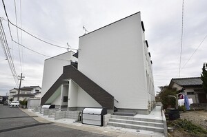 Ｔｒｏｉｓ　ｅｔｏｉｌｅｓ（トロワゼトワル）外観写真