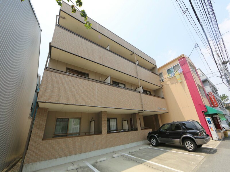 物件外観写真1　(外観　外壁タイル張り　敷地内平面駐車場　集合ポスト有り)