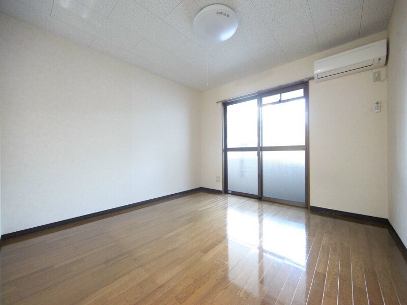 物件内観写真10　(洋室9帖　エアコン完備　バルコニー)