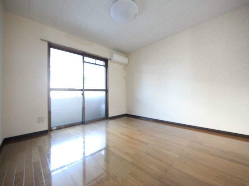 物件内観写真14　(洋室9帖　エアコン完備　バルコニー)