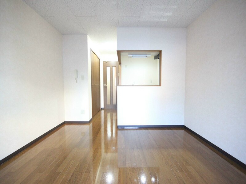 物件内観写真17　(洋室9帖　クローゼット付（収納充実してます）)