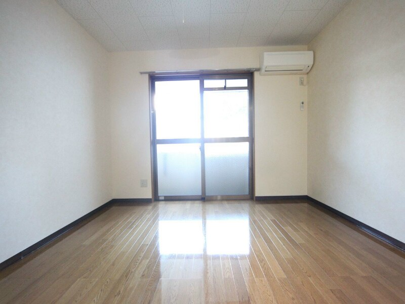 物件内観写真21　(洋室9帖　エアコン完備　バルコニー)