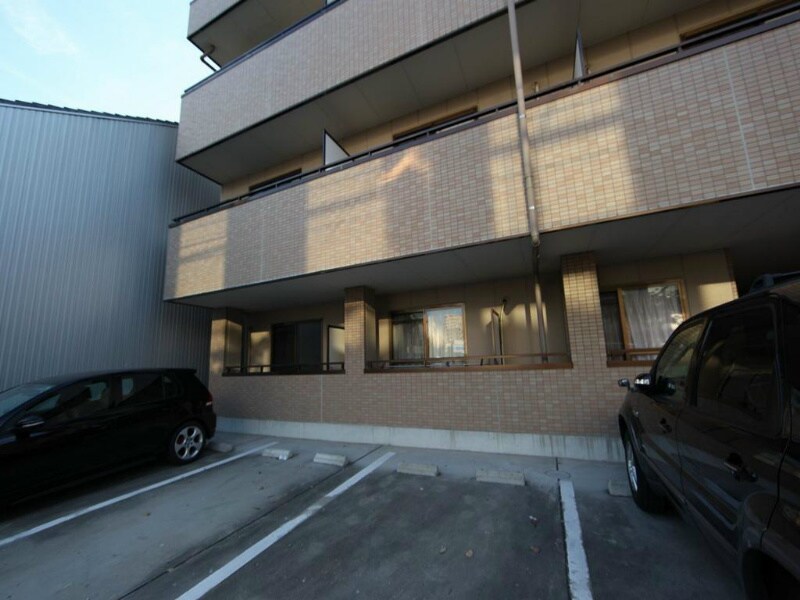 物件内観写真25　(敷地内平置駐車場)