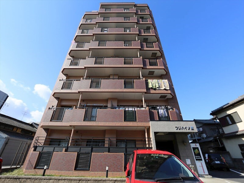 物件外観写真1　(外観　防犯カメラ付　オートロック付)