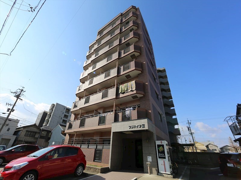 物件外観写真2　(外観　防犯カメラ付　オートロック付)