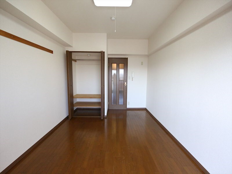 物件内観写真10　(洋室7.8帖　クローゼット（収納充実してます）)