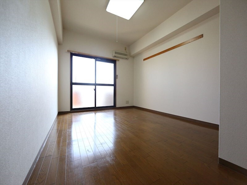 物件内観写真11　(洋室7.8帖　クローゼット（収納充実してます）)