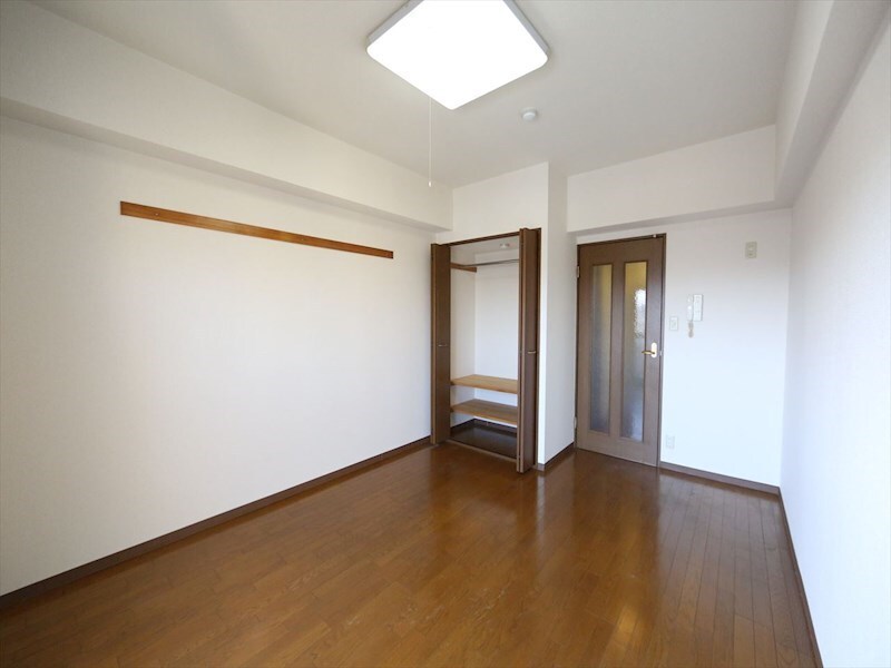 物件内観写真12　(洋室7.8帖　クローゼット（収納充実してます）)