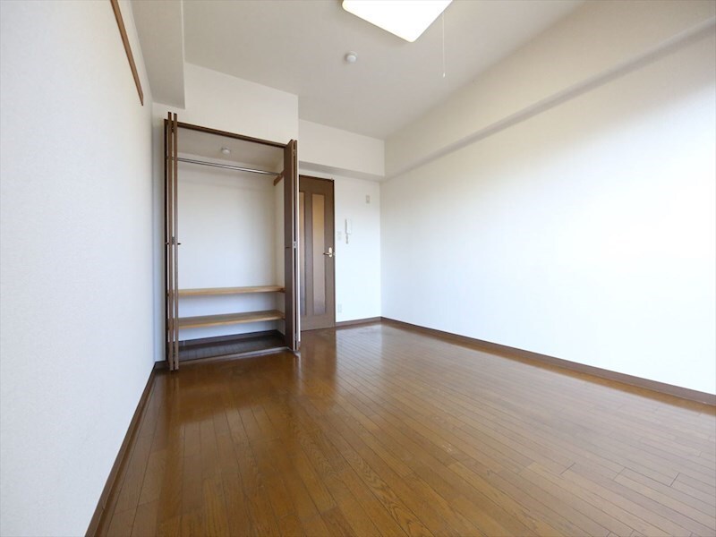 物件内観写真14　(洋室7.8帖　クローゼット（収納充実してます）)