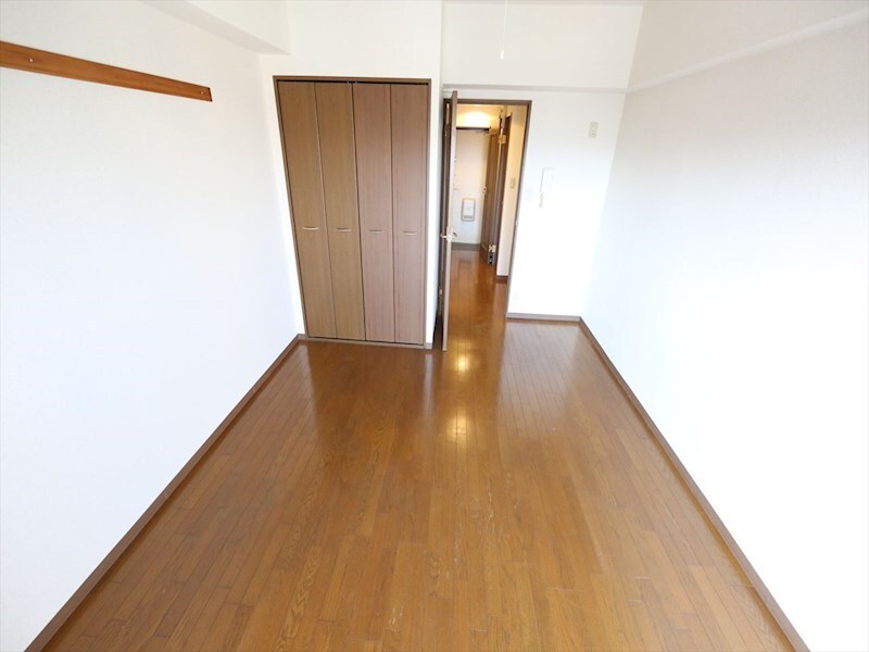 物件内観写真17　(洋室7.8帖　クローゼット（収納充実してます）)