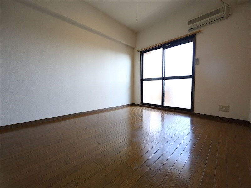 物件内観写真18　(洋室7.8帖　クローゼット（収納充実してます）)