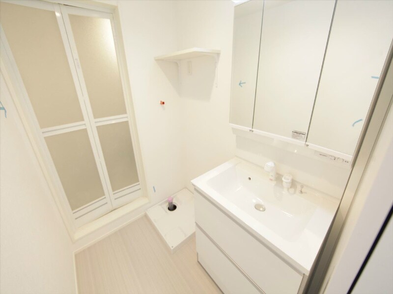 物件内観写真3　(脱衣所　独立洗面台（シャンプードレッサー付）収納スペース有)