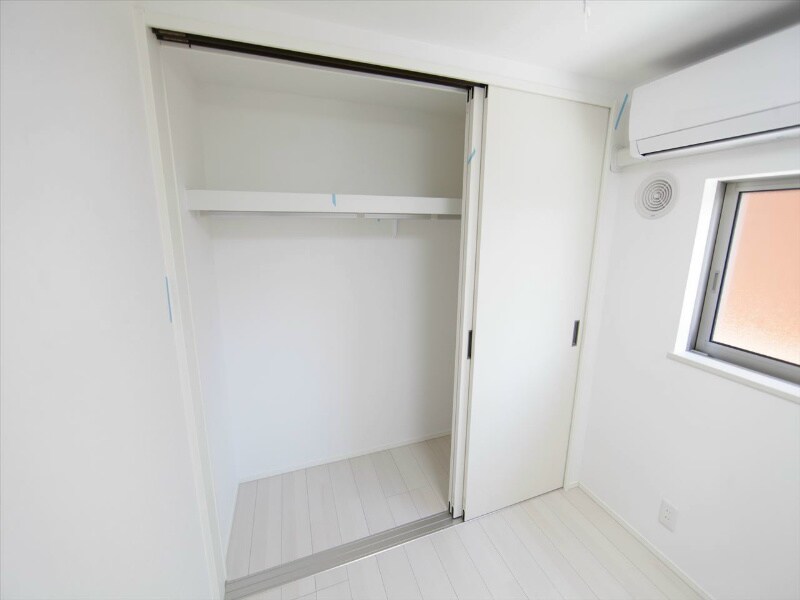 物件内観写真6　(クローゼット（収納充実してます）)