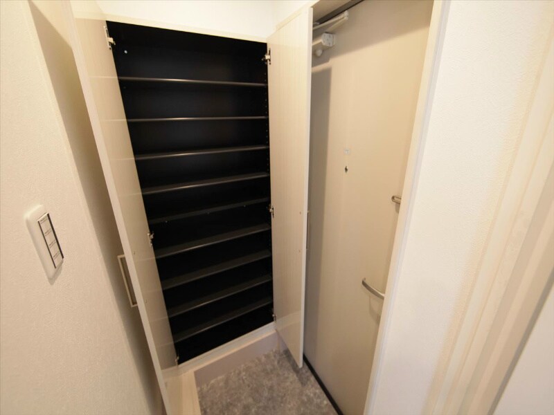 物件内観写真8　(玄関　シューズボックス　姿鏡付き（収納充実してます）)