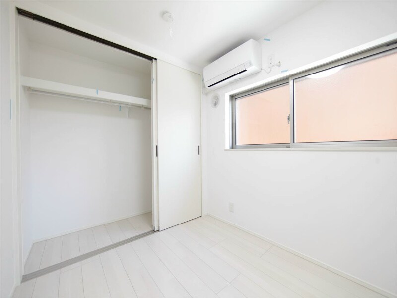 物件内観写真9　(洋室4帖　クローゼット付（収納充実してます）)