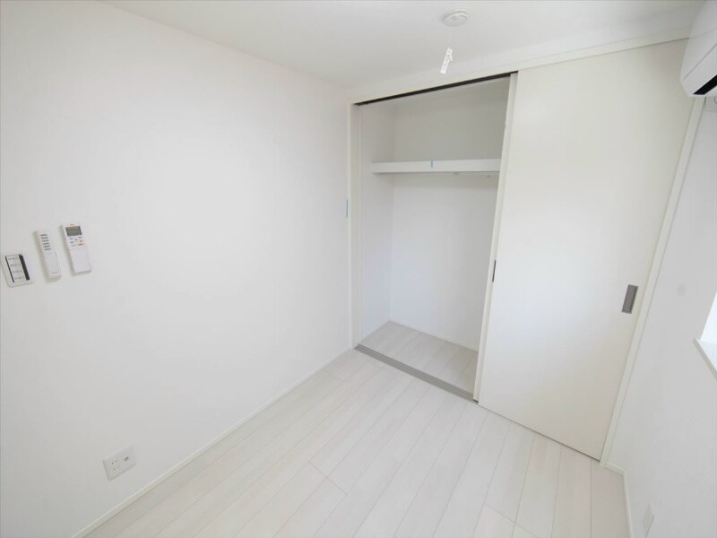 物件内観写真17　(洋室4帖　クローゼット付（収納充実してます）)
