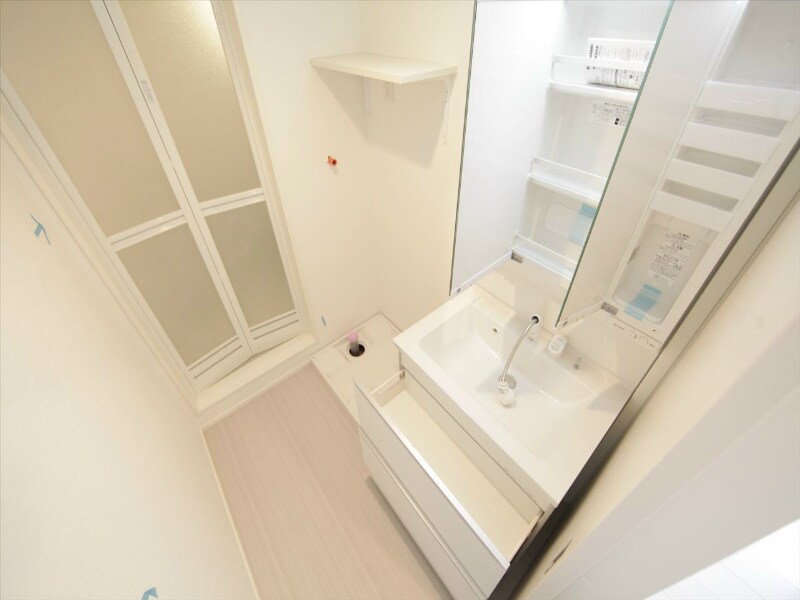 物件内観写真26　(脱衣所　独立洗面台（シャンプードレッサー付）収納スペース有)