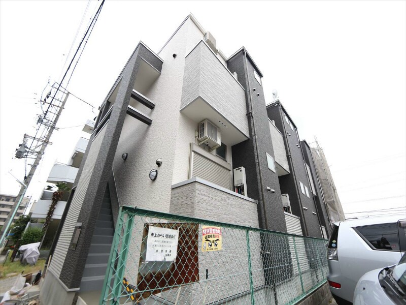 物件外観写真1　(外観　デザイナーズ　光インターネット無料)