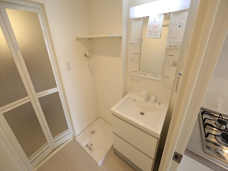 物件内観写真3　(脱衣所　独立洗面台（シャンプードレッサー付）収納スペース有)