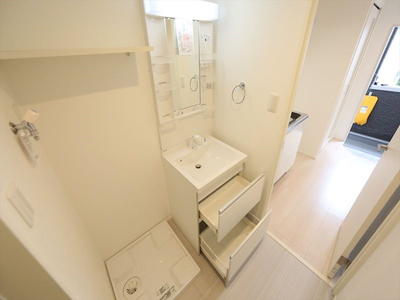 物件内観写真19　(脱衣所　独立洗面台（シャンプードレッサー付）収納スペース有)