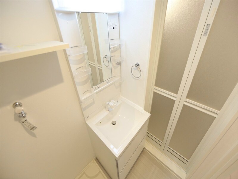 物件内観写真3　(脱衣所　独立洗面台付（シャンプードレッサー付）　同仕様写真)