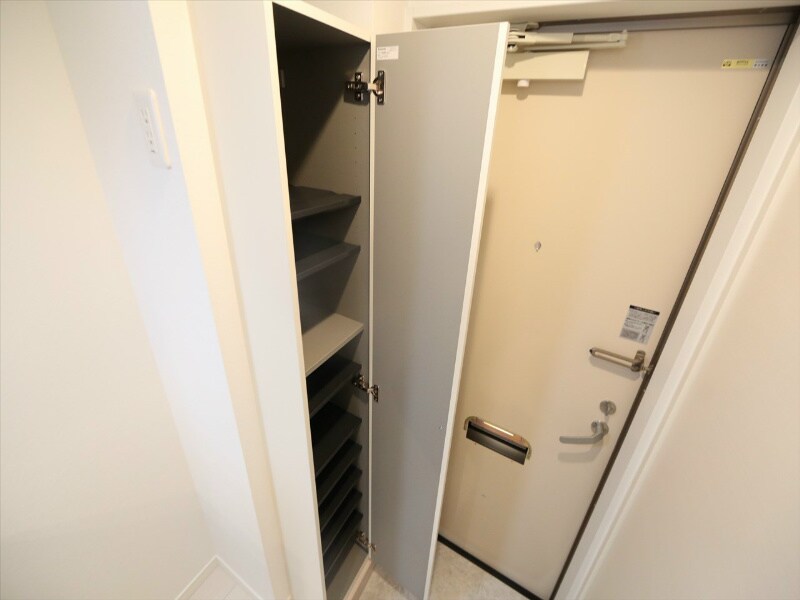 物件内観写真6　(玄関　シューズボックス付（収納充実してます）　同仕様写真)