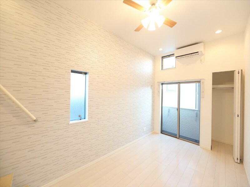 物件内観写真8　(クローゼット付（収納充実してます）　同仕様写真)