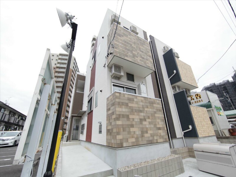 物件外観写真1　(外観　オートロック付　デザイナーズ　光インターネット無料)