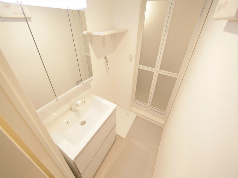 物件内観写真3　(脱衣所　独立洗面台（シャンプードレッサー付）収納スペース有)