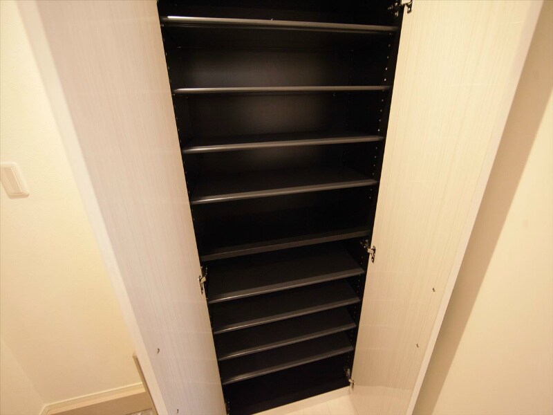 物件内観写真6　(玄関　シューズボックス　姿見鏡付き（収納充実してます）)