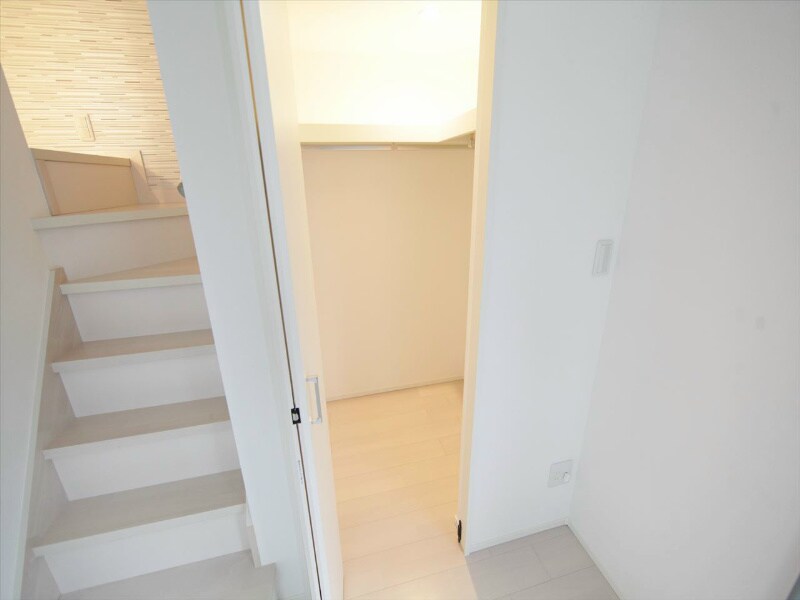 物件内観写真8　(ウォークインクローゼット（収納充実してます）)