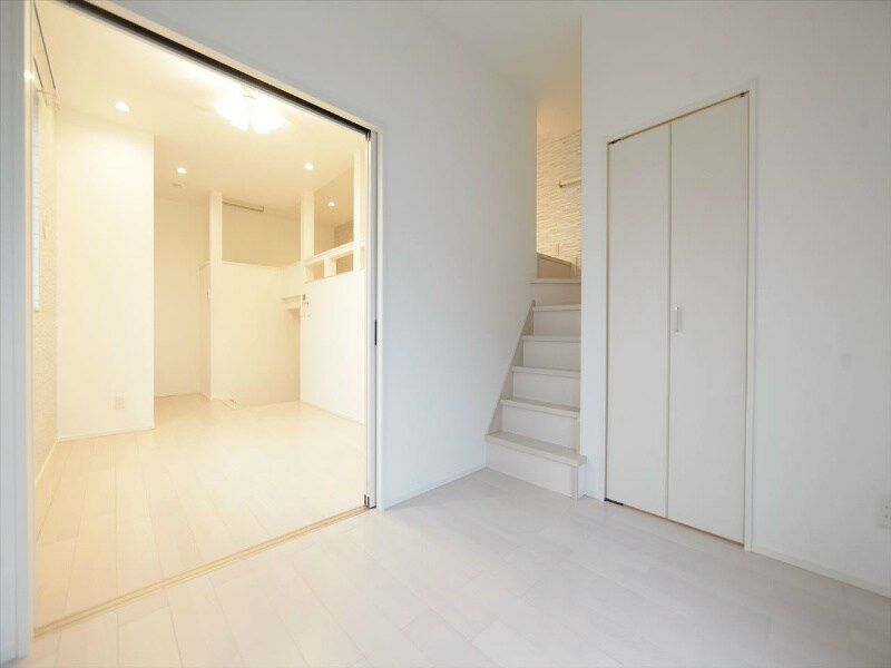 物件内観写真9　(ＬＤＫ8帖　洋室3.8帖　つなげても仕切っても使えます)