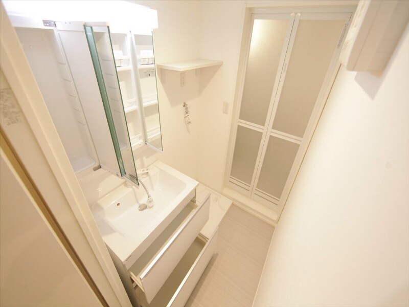 物件内観写真22　(脱衣所　独立洗面台（シャンプードレッサー付）収納スペース有)