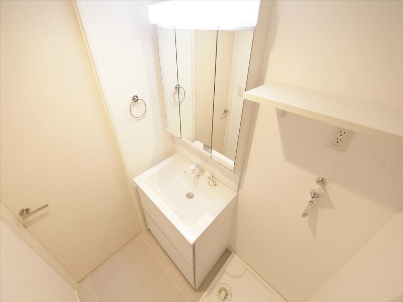 物件内観写真29　(脱衣所　独立洗面台（シャンプードレッサー付）収納スペース有)