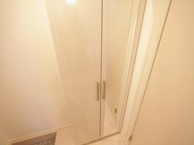 物件内観写真31　(玄関　シューズボックス　姿見鏡付き（収納充実してます）)