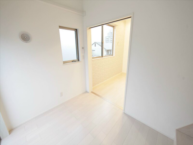 物件内観写真32　(ＬＤＫ8帖　洋室3.8帖　つなげても仕切っても使えます)