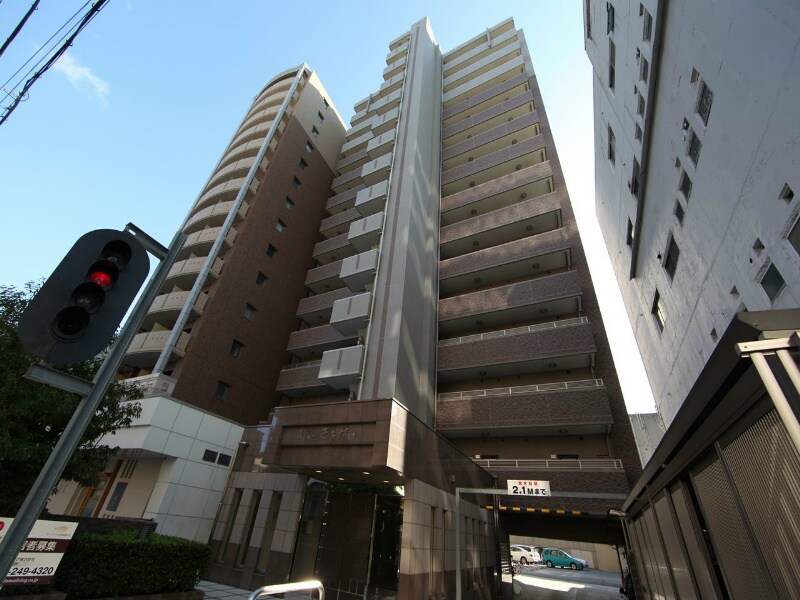 物件外観写真1　(外観　宅配ＢＯＸ　オートロック付　防犯カメラ付)