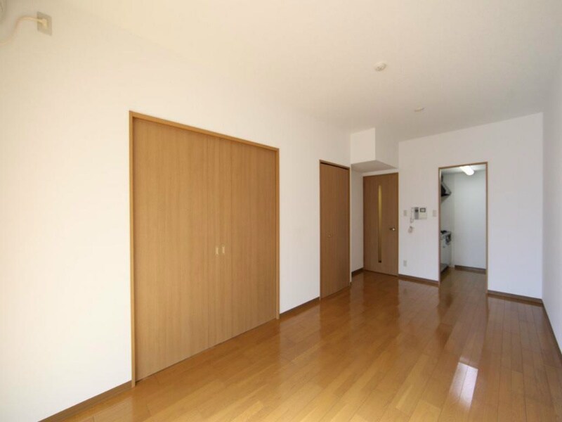 物件内観写真3　(ＬＤＫ13.7帖　洋室5帖と仕切ってもつなげても使えます)