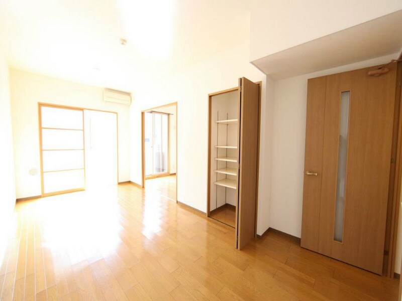 物件内観写真11　(ＬＤＫ13.7帖　南面バルコニー　サンルーム)