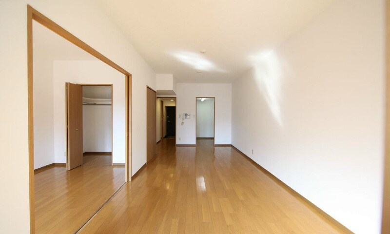 物件内観写真15　(ＬＤＫ13.7帖　洋室5帖とつなげても仕切っても使えます)