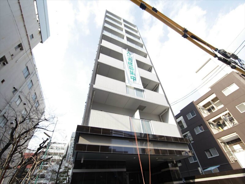 物件外観写真1　(外観　オートロック　防犯カメラ　宅配ＢＯＸ　外壁タイル張り)