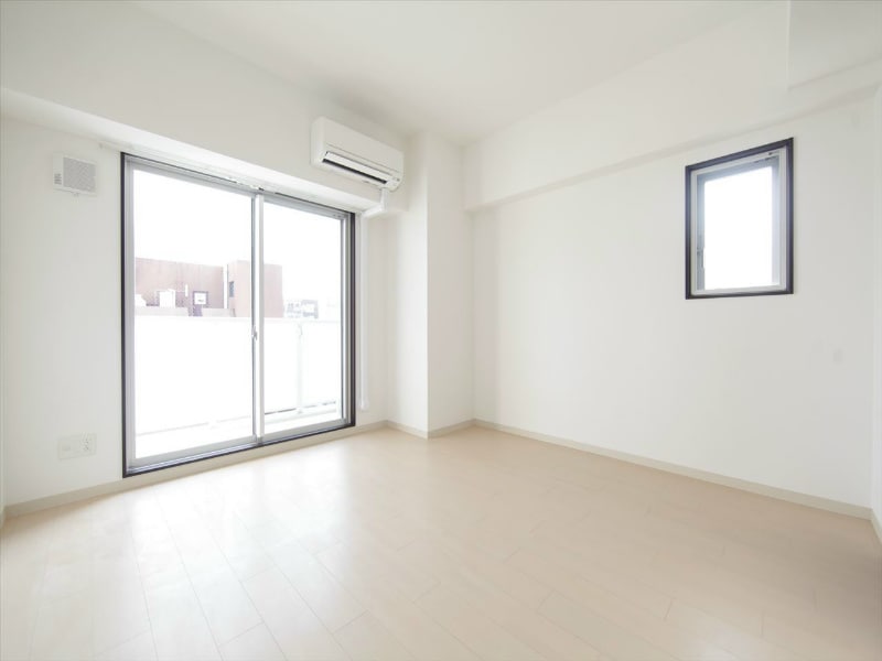 物件内観写真2　(洋室8.1帖　2面採光　エアコン完備　南面バルコニー)