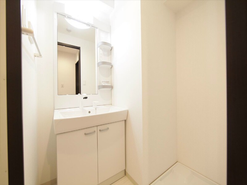 物件内観写真3　(脱衣所　独立洗面台（シャンプードレッサー付）収納スペース有)