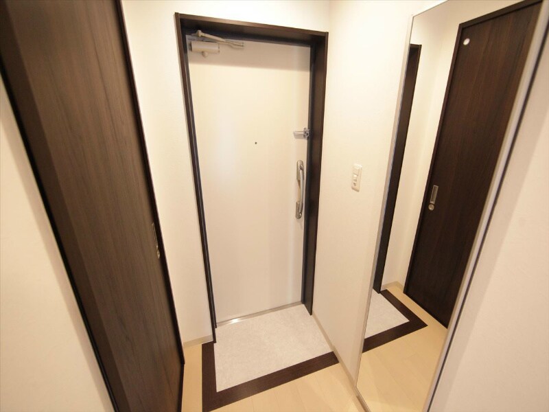 物件内観写真8　(玄関　シューズボックス　姿見鏡付き（収納充実してます）)