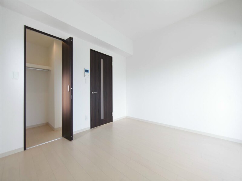 物件内観写真9　(洋室8.1帖　ウォークインクローゼット付（収納充実してます）)