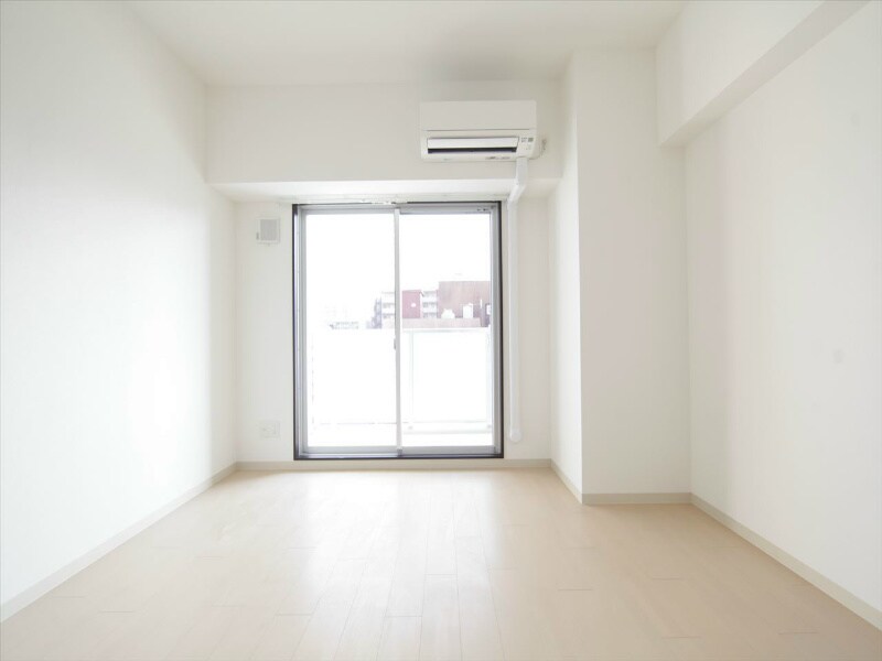 物件内観写真10　(洋室8.1帖　2面採光　エアコン完備　南面バルコニー)