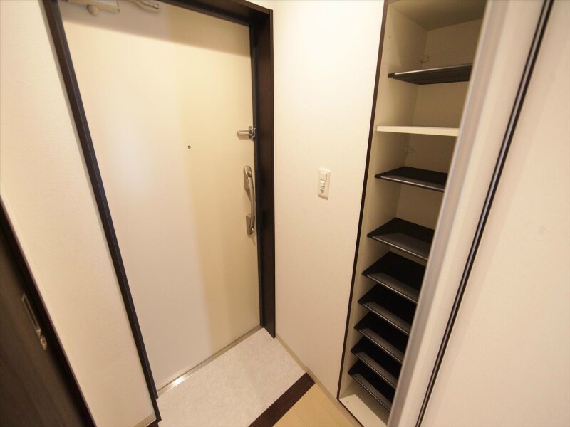 物件内観写真19　(玄関　シューズボックス　姿見鏡付き（収納充実してます）)